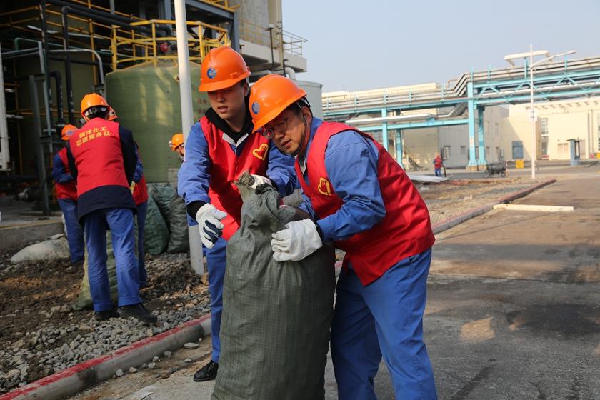 1543288571729412.jpg 团员助力大修_副本.jpg